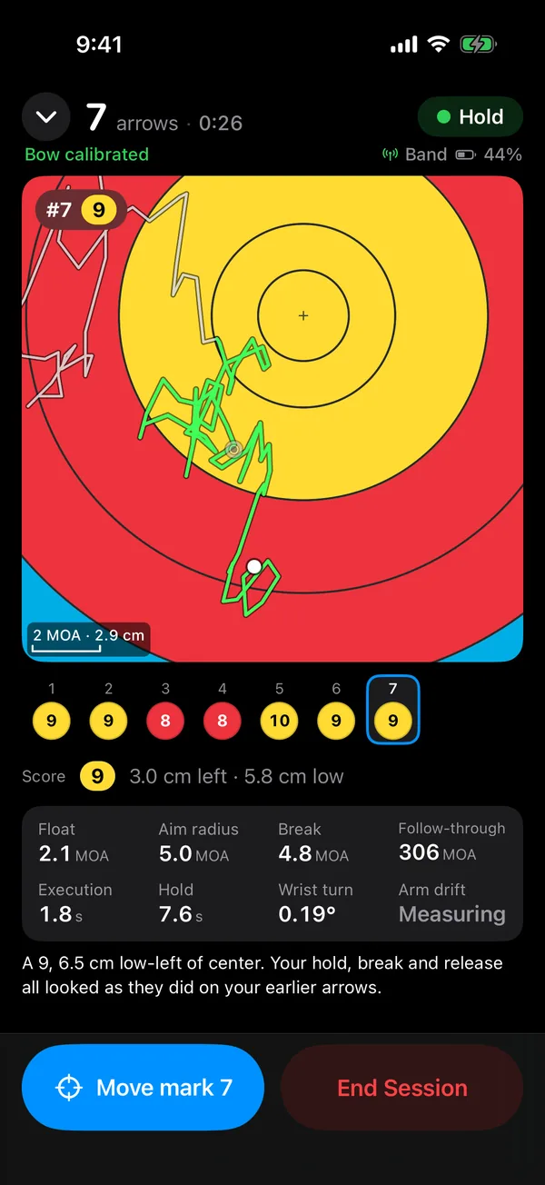 The XTuned Band live screen on iPhone: the newest arrow's aim replay, its score and its numbers